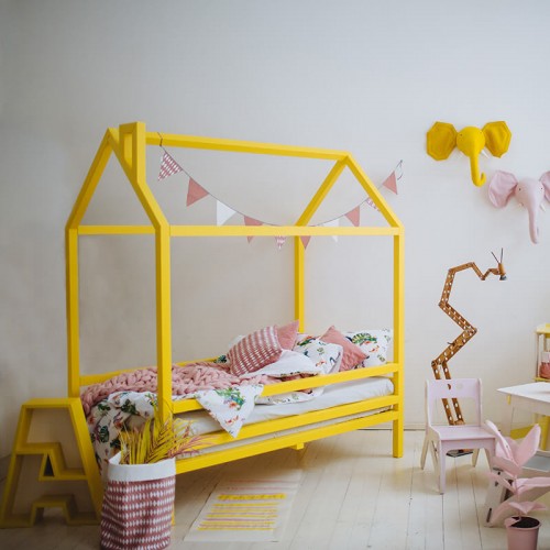 Кровать домик желтого цвета