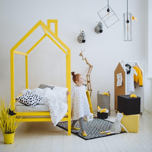 Кровать домик желтого цвета...