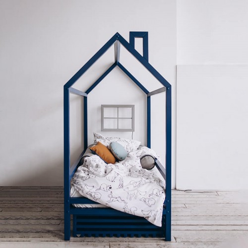 Кровать домик синего цвета...