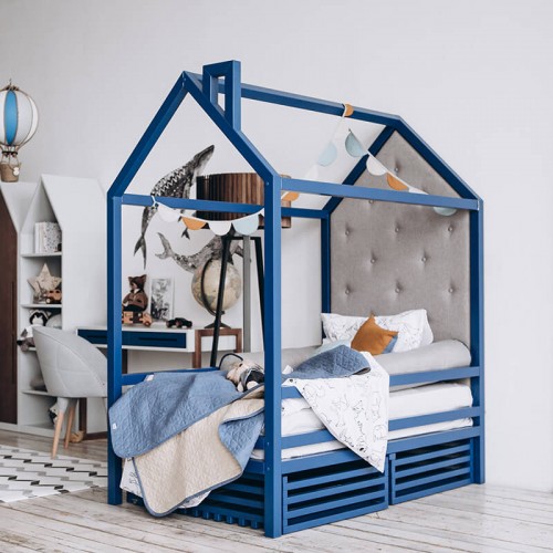 Кровать домик синего цвета...